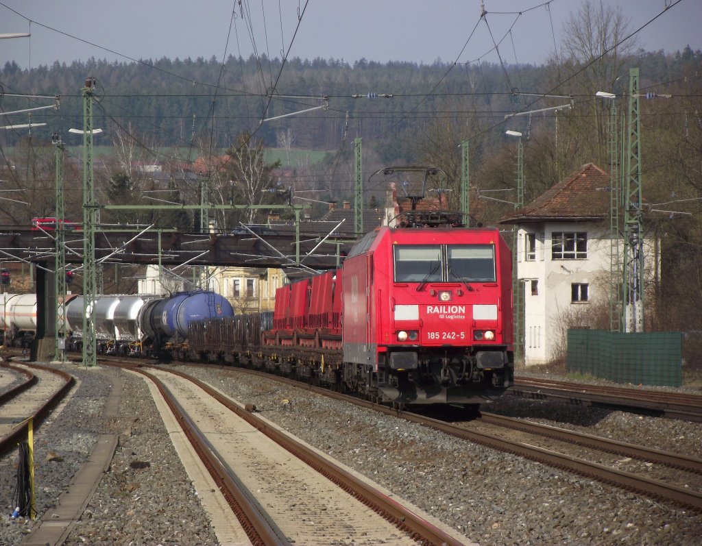 185 242-5 zieht am 3. April 2012 einen gemischten Gterzug durch Kronach in Richtung Lichtenfels.