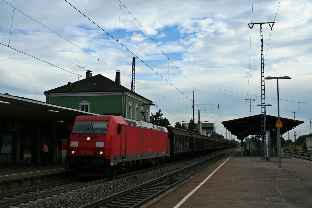 185 243-3 mit einem Red-Bull-Zug am Nachmittag des 14.08.12 bei der Druchfahrt in Mllheim (Baden).