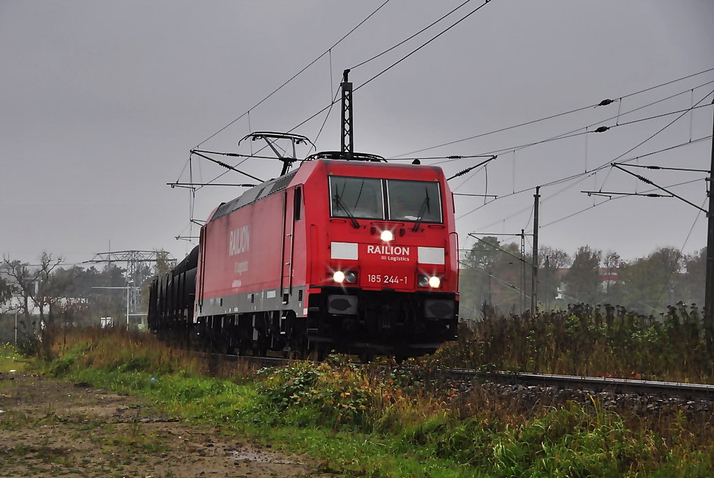 185 244 kommt mit einem  Rhrenzug  aus Richtung Greifswald die Berliner Kurve in Stralsund runter nach Mukran am 19.10.2010