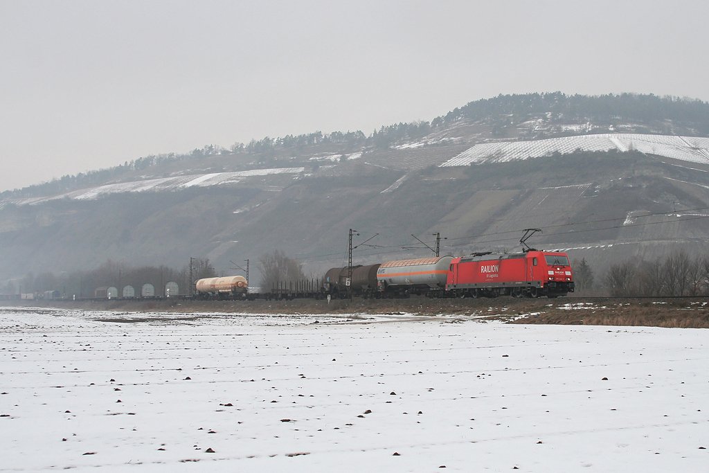 185 244 mit einem gemischten Gterzug am trben 18.02.2010 bei Thngersheim im Maintal.