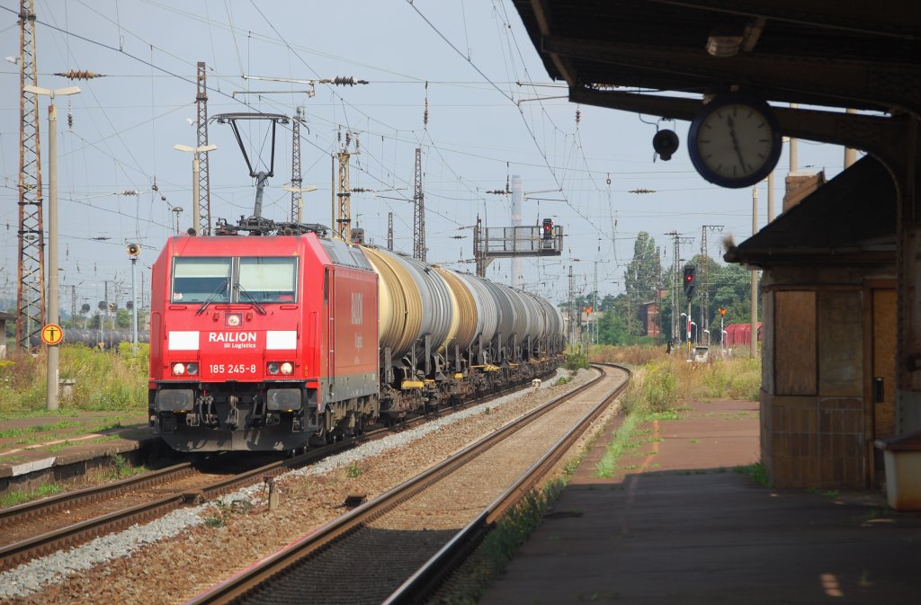 185 245-8 mit einem Kesselzug am 04.08.2010 durch Gro�korbetha