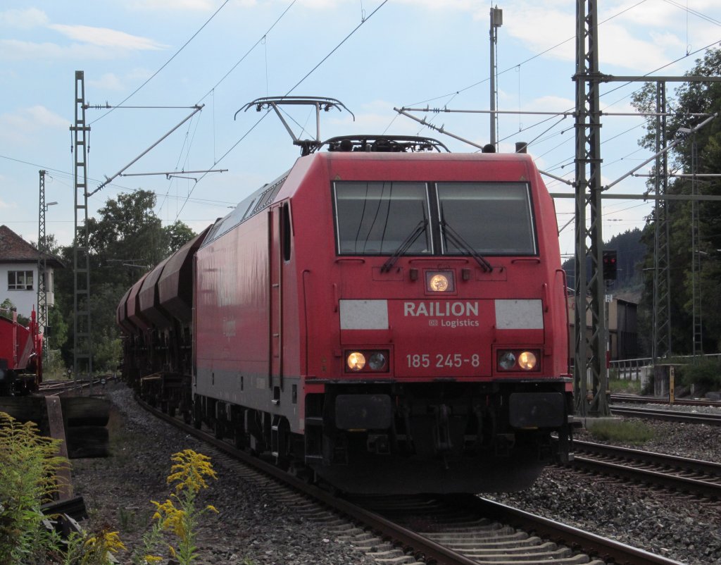 185 245-8 zieht am 14. September 2012 einen Schotterzug in den Kronacher Bahnhof.
