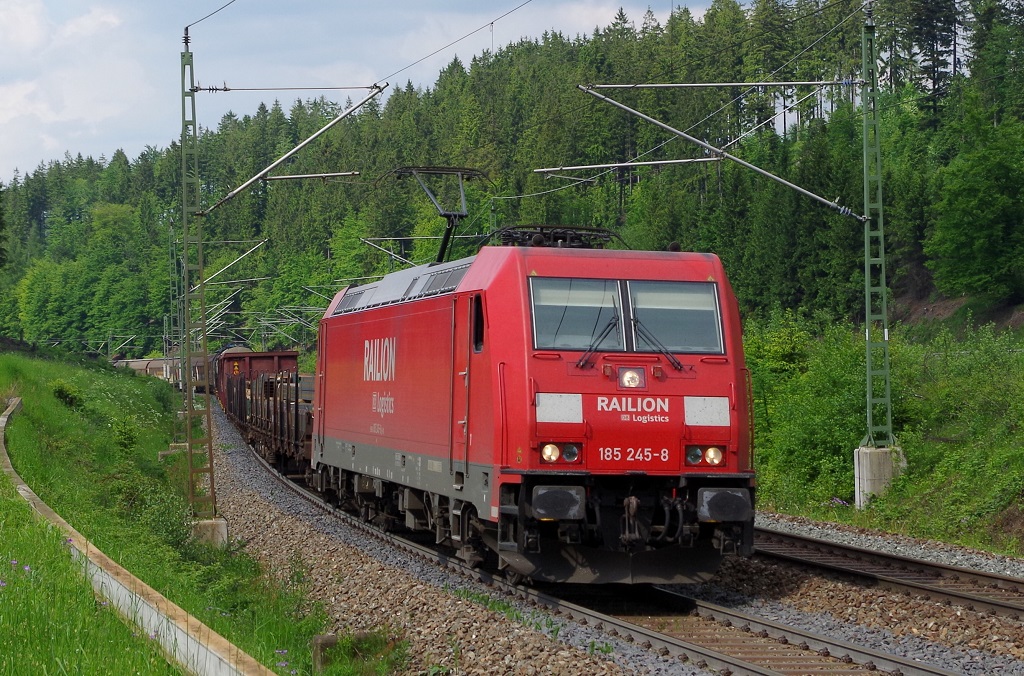 185 245 mit gemischten Gterzug am 07.06.2013 bei Steinbach am Wald gen Sden. 