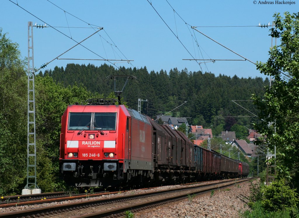 185 246-6 mit dem FZT 55834 (Villingen-Offenburg Gbf) am B 32 4.6.10