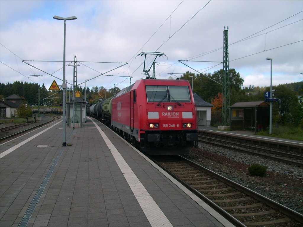 185 246-6 Railion durchfhrt am 09.10.2011 mit einem Kesselwagenzug den Bahnhof Steinbach am Wald auf der Frankenwaldbahn.