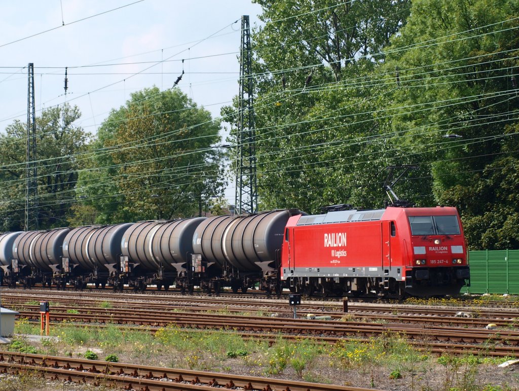 185 247-4 am 01.09.2010 mit einem Kesselzug in Aachen Rothe Erde auf dem Weg nach K�ln.
