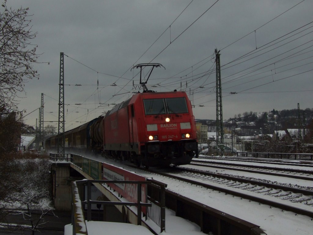 185 247-4 mit einem Gterzug in Richtung Norden wurde zwischen Koblenz Hbf und Koblenz-Ltzel von mir erlegt.9.1.2010