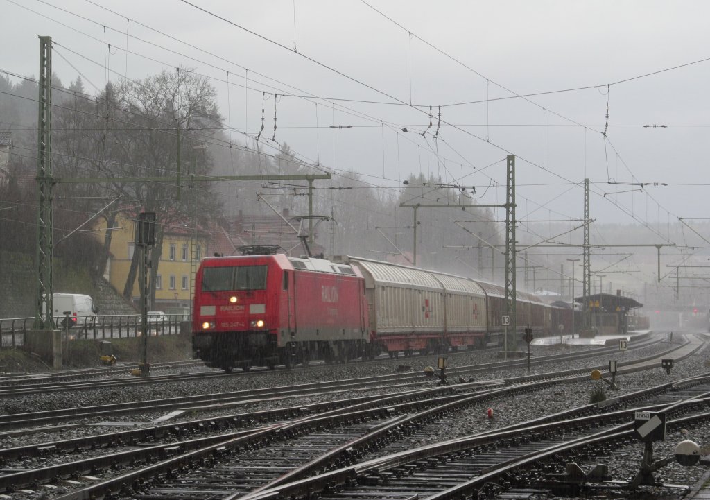 185 247-4 zieht am 10. April 2013 einen gemischten Gterzug durch Kronach in Richtung Lichtenfels.