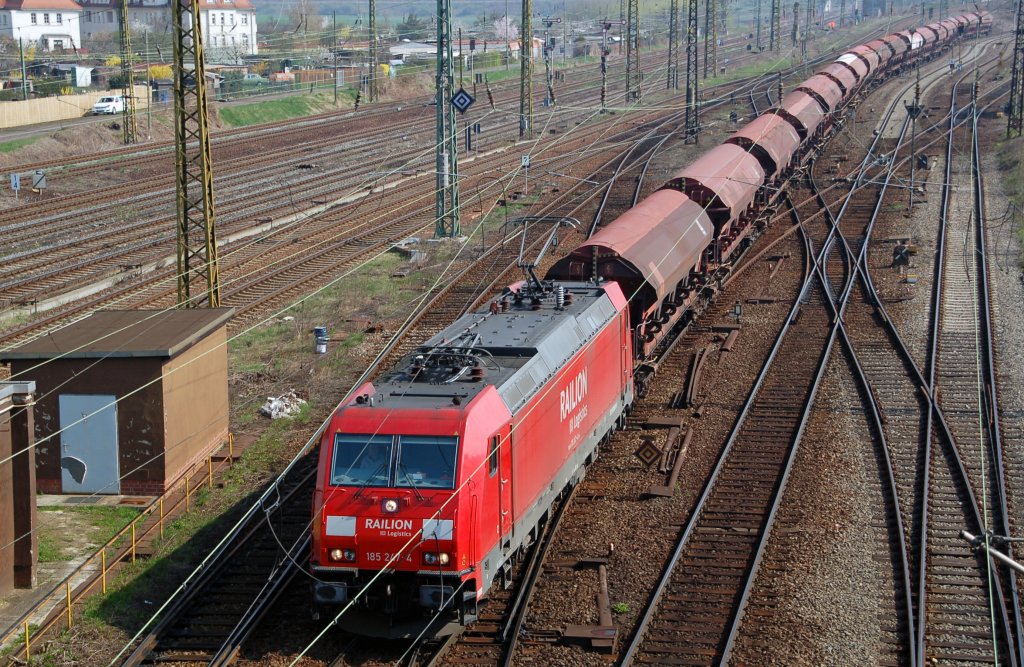 185 247 erreicht mit einem Schwenkdachwagenzug am 13.04.10 aus Richtung Hannover/Berlin kommend den Rbf Halle(S).