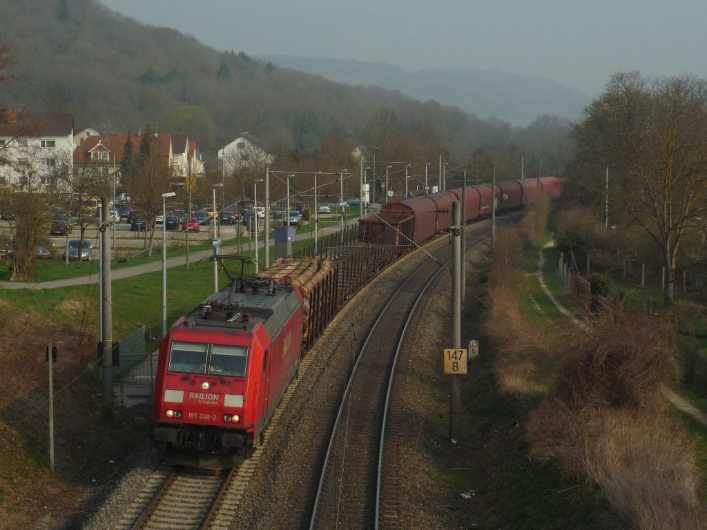 185 248-2 hat mit FZT 56179 Kornwestheim - Singen(Htw), wegen Bauarbeiten gut 280 Minuten nach Plan, den Zielbahnhof in wenigen hundert Metern erreicht. 09.04.10