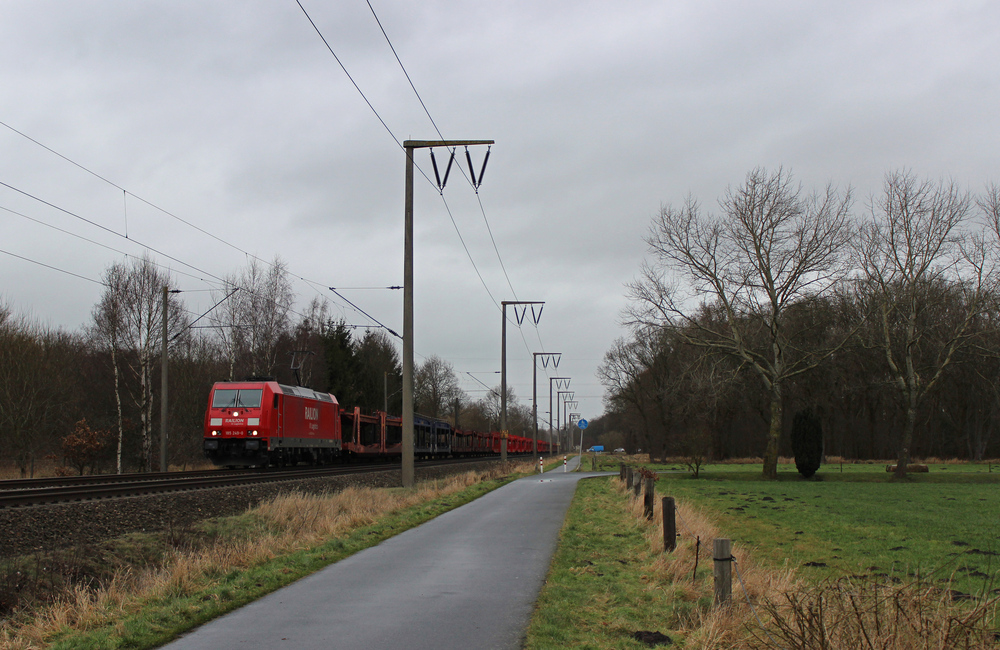 185 249-0 fuhr am 31.01.2013 mit einem leeren Autozug von Emden nach Osnabrck, hier bei Eisinghausen.