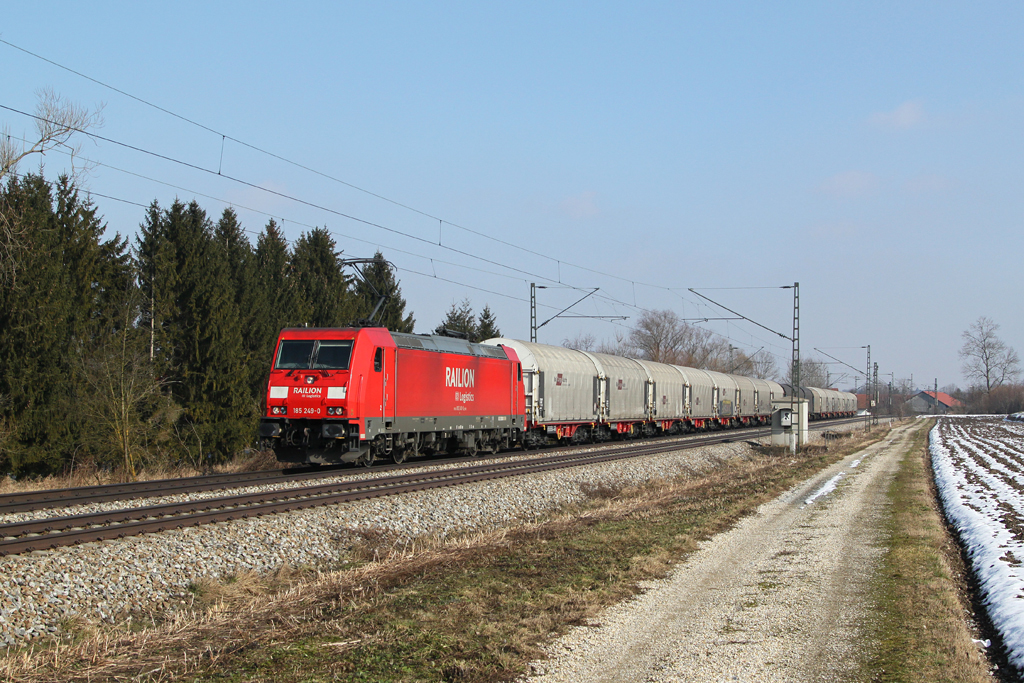 185 249 mit einem Gterzug am 03.03.2013 bei Langenisarhofen.