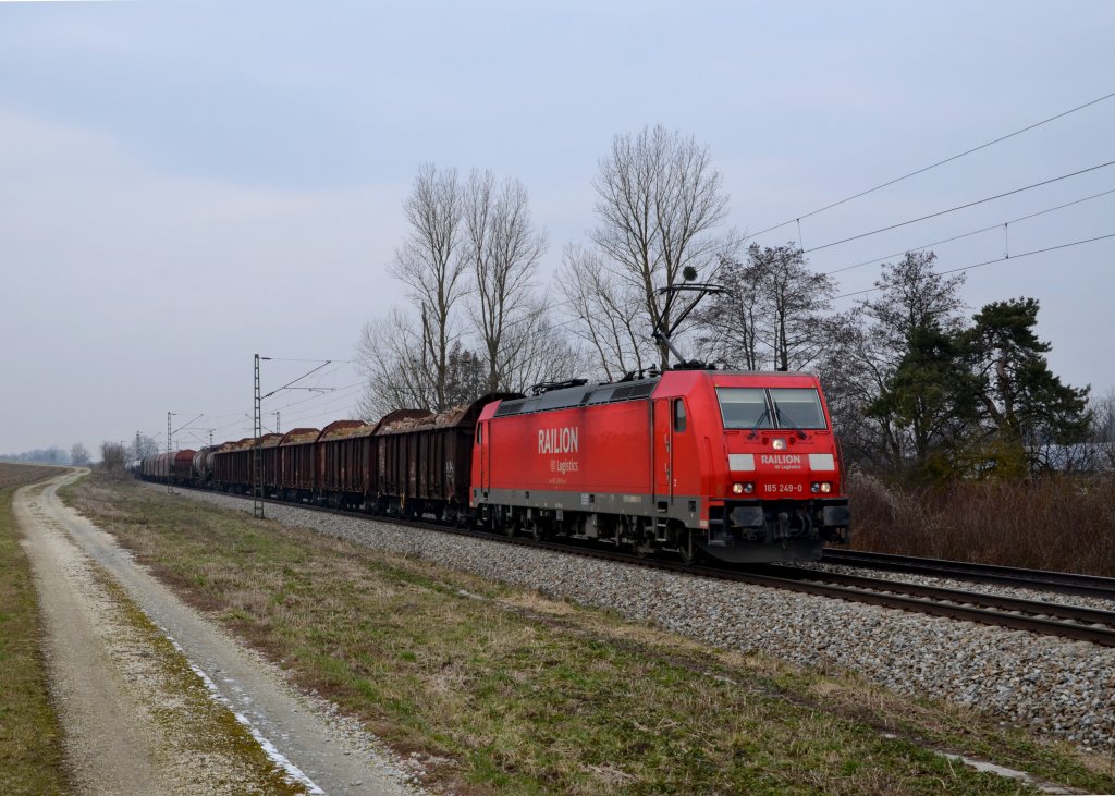 185 249 mit einem Gterzug am 28.03.2013 bei Langenisarhofen.