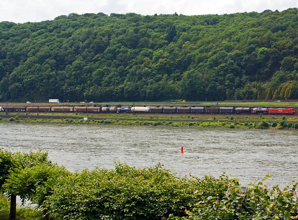 185 250-8 der DB Schenker zieht einen gemischten Gterzug am 04.07.2012 auf der linken Rheinseite, gegenber von Unkel (bei Rheinkilometer 636), abwrts in Richtung Kln.