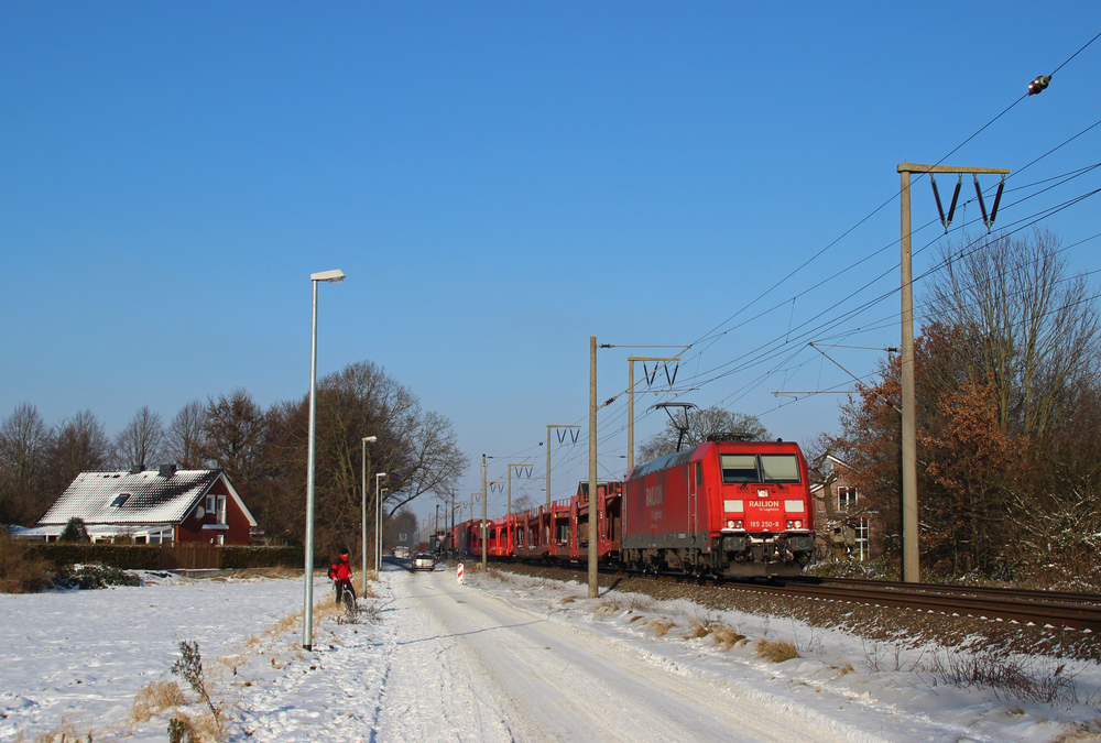185 250-8 fuhr am 23.01.2013 mit einem gemischten Gterzug von Emden nach Osnabrck, hier in Leer.