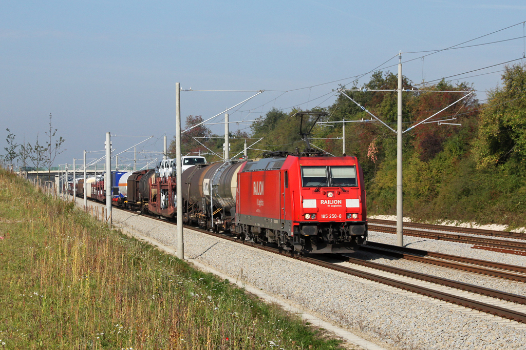 185 250 mit einem gemischten G�terzug am 24.09.2011 bei Hattenhofen.