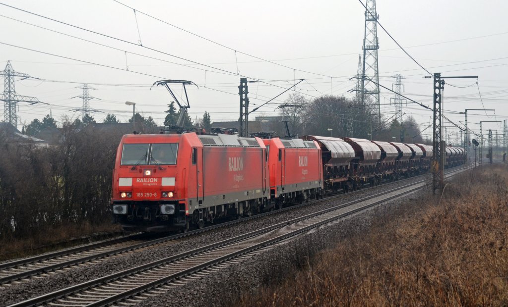 185 250 zog zusammen mit einer Schwesterlok einen Schwenkdachwagenzug durch Ahlten Richtung Hannover.