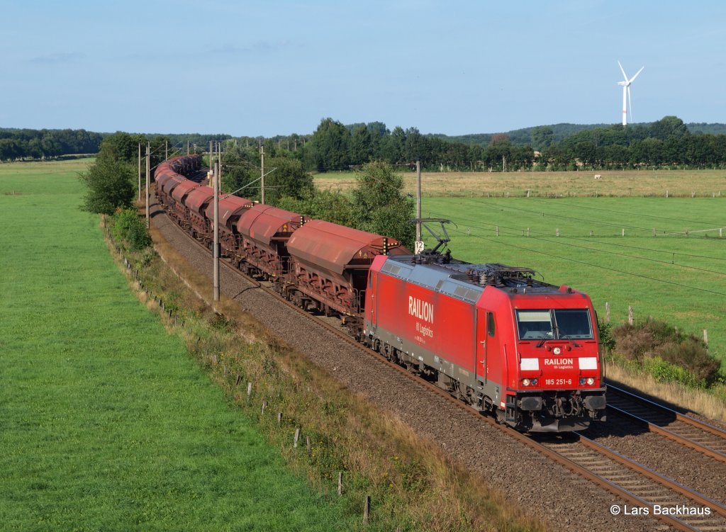 185 251-6 bringt am 1.08.12 ihren Kieszug durch Ramelsoh Richtung Buchholz.