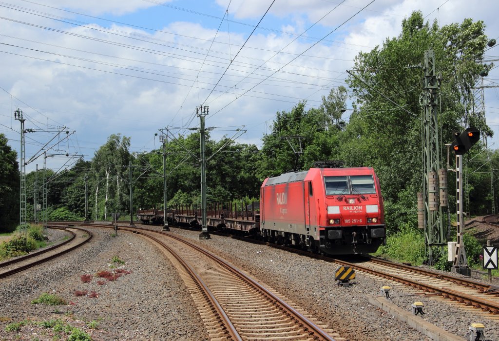 185 251-6 mit einem kurzen Gterzug in Dsseldorf-Eller am 22.06.2012