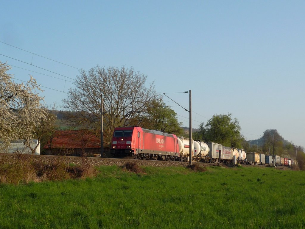 185 251-6 mit IKL 50509 Rheinhausen - Singen(Htw) nur wenige Kilometer vor ihrem Zielbahnhof. 24.04.10