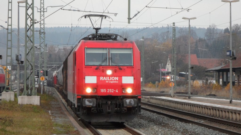 185 252-4 fuhr mit einem Gemischten Gterzug am 11.11.11 auf Gleis 4 in Kronach ein.