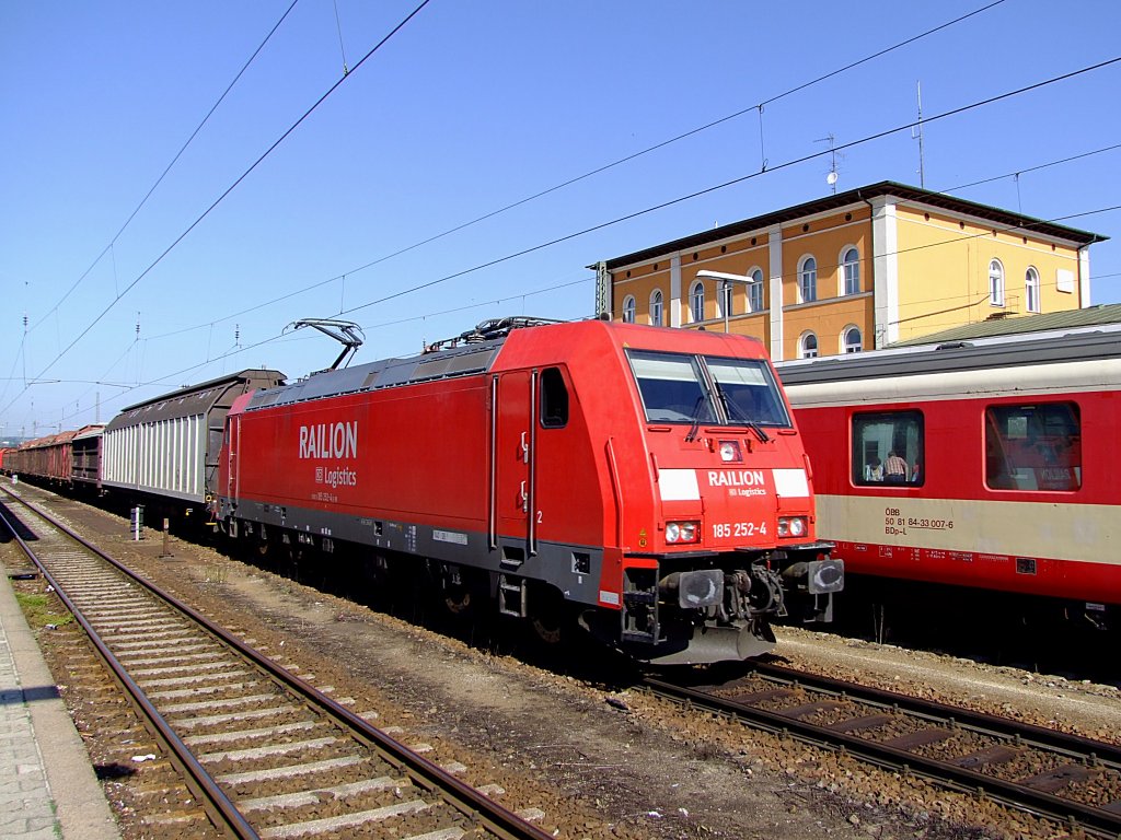 185 252-4 (Railion) zieht einen gemischten Gterzug bei Passau Richtung sterreich;110716