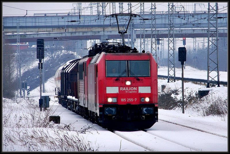 185 255-7 & 155 107-6 vor -53206- aus Mukran. Stralsund am 05.02.10