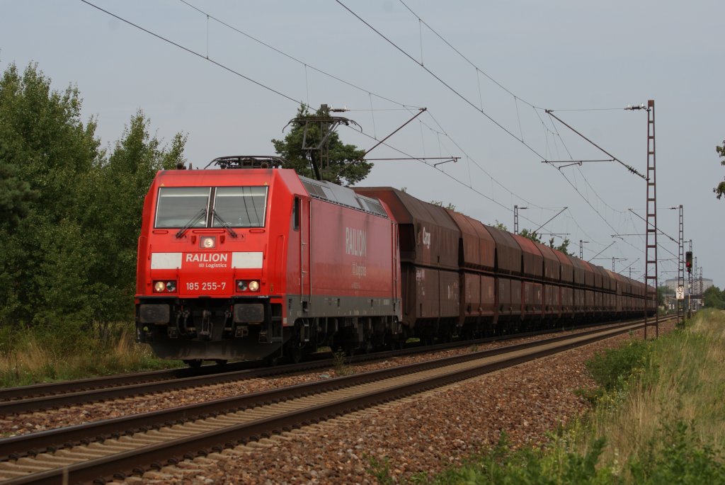 185 255-7 mit einem Kohlezug in Wiesental am 04.08.2010
