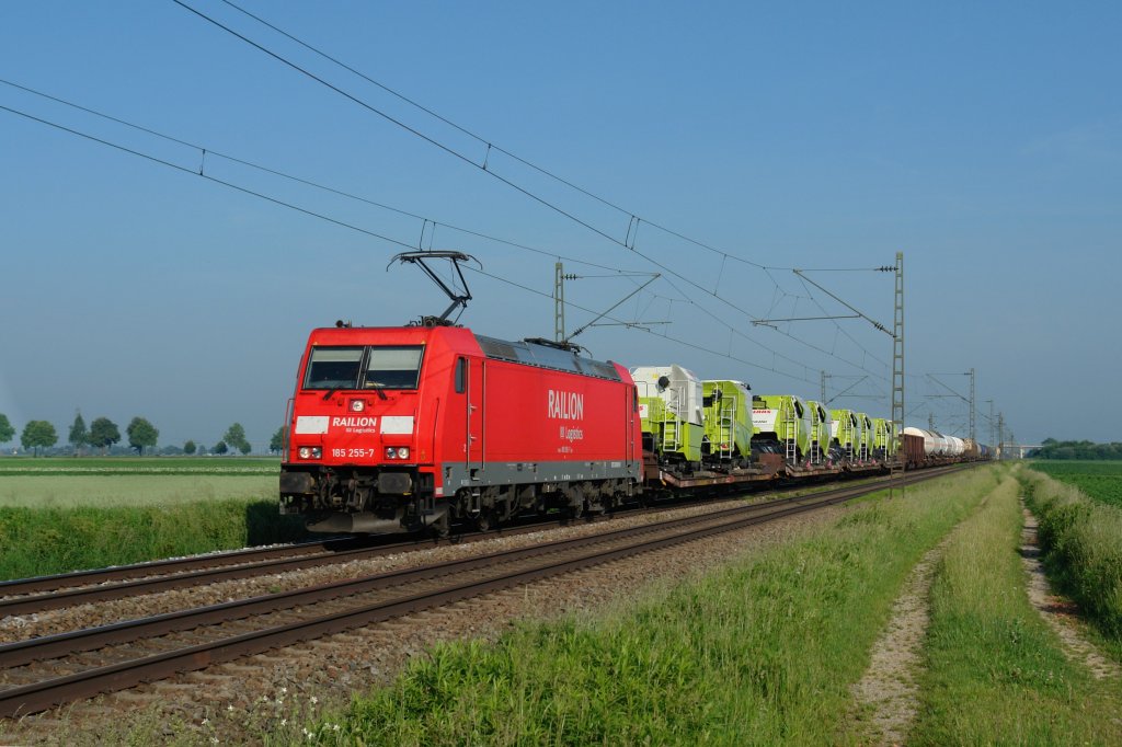 185 255 mit einem Gterzug am 04.06.2011 unterwegs bei Stephansposching.