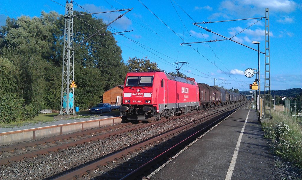 185 255 mit Stahlzug am 31.07.2012 in Gundelsdorf. 