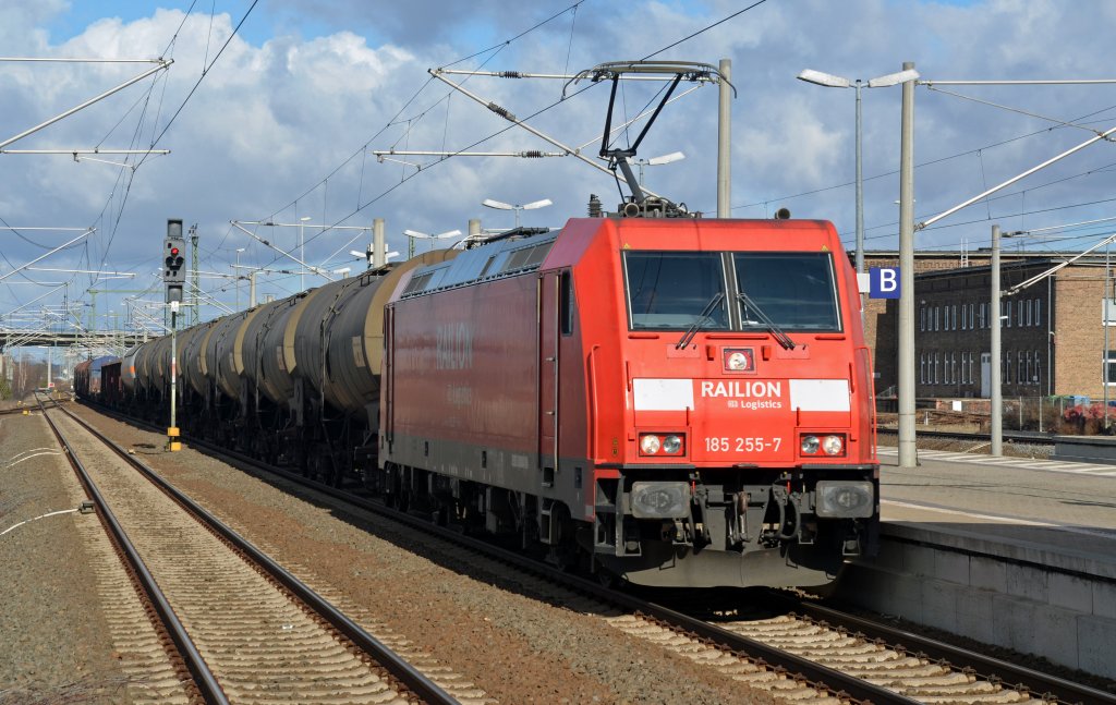 185 255 zog am 26.02.12 einen gemischten Gterzug durch Bitterfeld Richtung Halle/Leipzig.