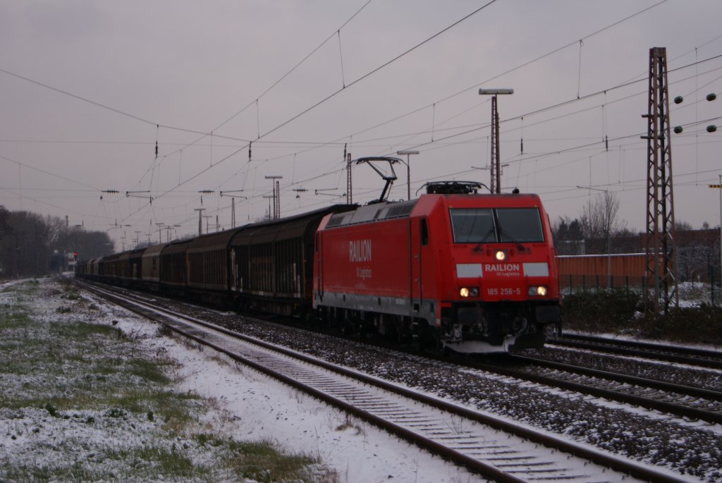 185 256-5 mit einem Schiebewandzug in Hilden am 30.11.2010