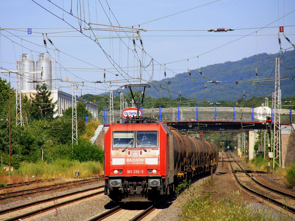 185 256-5 von Railion kommt durch den Wittlicher-HBF mit einem Kesselzug aus Richtung Koblenz und fhrt in Richtung Trier-Ehrang bei Sommerwetter am 23.7.2012.