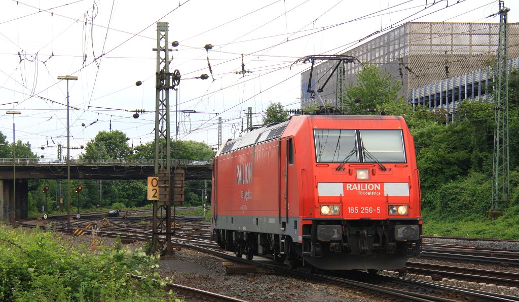 185 256-5 von Railion rangiert in Aachen-West am Abend des 25.6.2012.