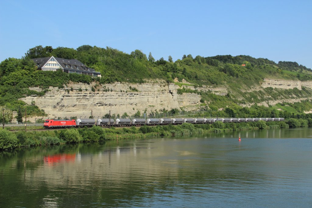 185 257-3 mit einem Kesselwagenzug in Retzbach-Zellingen am 24.07.20122
