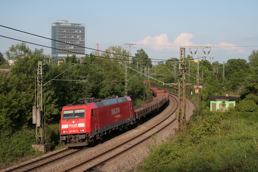 185 257-3 mit FZT 56182 nach Kornwestheim Rbf im engen Gleisbogen der Ausfahrt Singen(Htw). 21.05.10