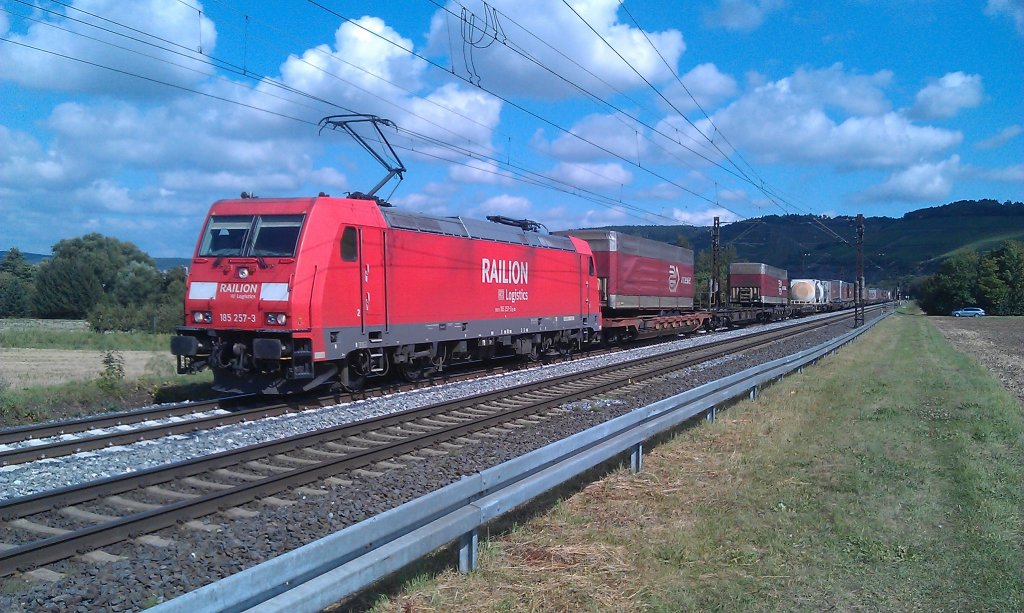 185 257 mit einem Klv-Zug am 11.08.2012 bei Himmelstadt. 