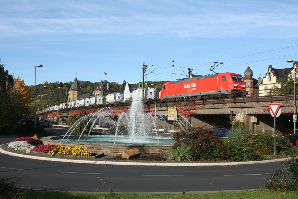 185 259-9 fhrt am 21.10.10 bei schnem Herbstwetter mit ihrem Flssigcontainerganzzug ber die Linzer Stadtbrcke
Dieser Tag war meiner meinung nach der letzte schne Fotografiertag vor der Zeitumstellung auf Winterzeit.