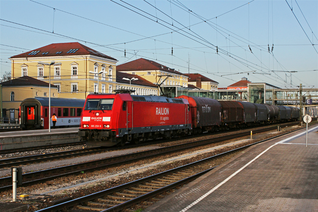 185 259 mit einem Gterzug am 28.03.2012 in Regensburg Hbf.