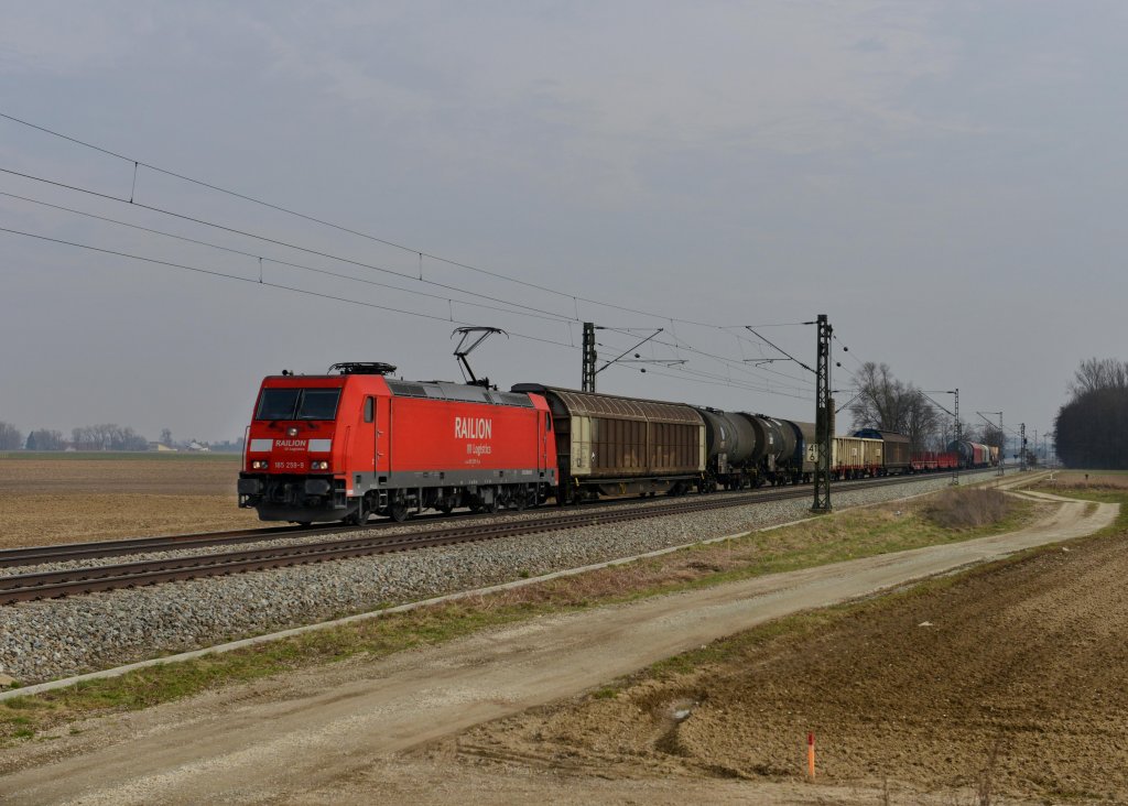 185 259 mit einem G�terzug am 28.03.2013 bei Langenisarhofen.