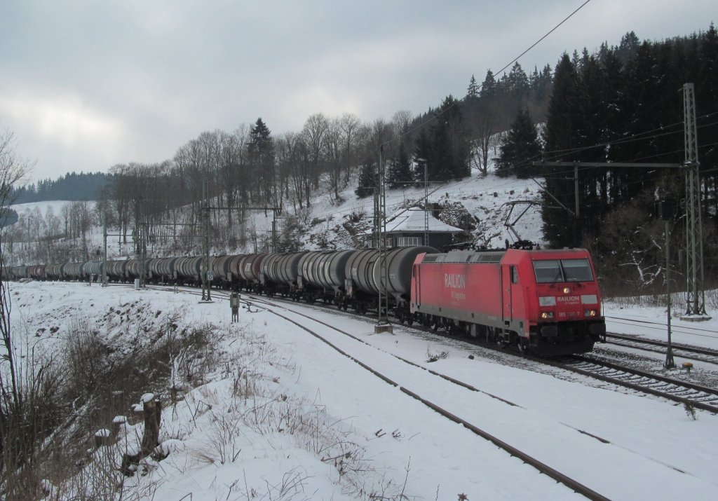 185 260-7 ist am 14. Februar 2013 mit einem Kesselwagenzug bei Ludwigsstadt unterwegs.