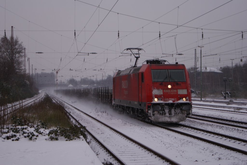 185 260-7 mit einem Stahlbrammenzug in Dsseldorf-Rath am 02.12.2010