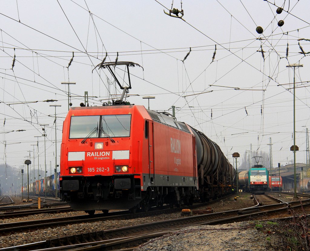 185 262-3 von Railion fhrt mit einem Kesselzug von Aachen-West nach Ludwigshafen-BASF  und auf dem Nebengleis steht die Cobra 2820 mit einem gemischten Gterzug und wartet auf die Abfahrt nach Belgien am 17.3.2012.