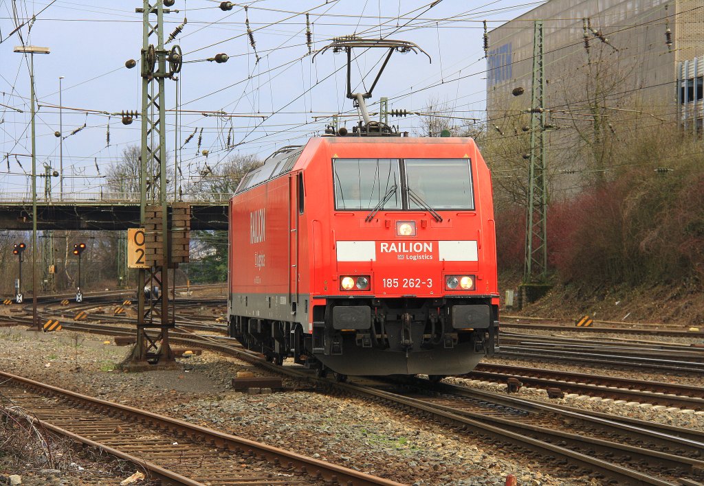 185 262-3 von Railion rangiert in Aachen-West bei Sonne und Wolken Mix am 18.3.2012.