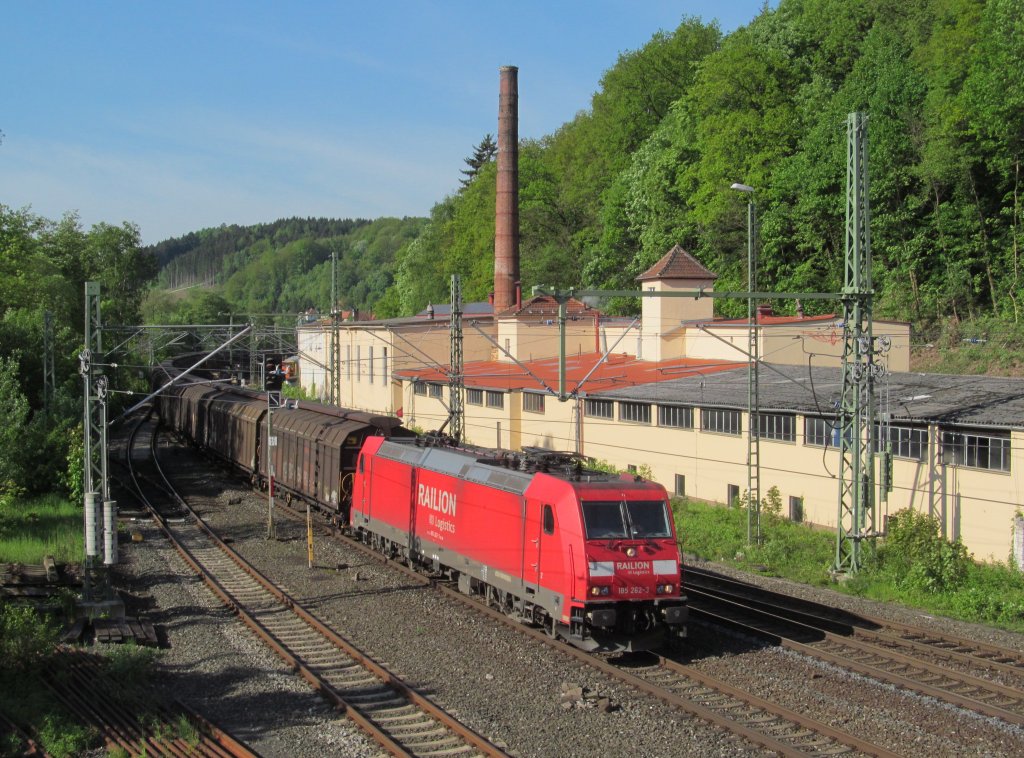 185 262-3 zieht am 16. Mai 2013 einen H-Wagenzug (Wiegand-Zug) durch Kronach.