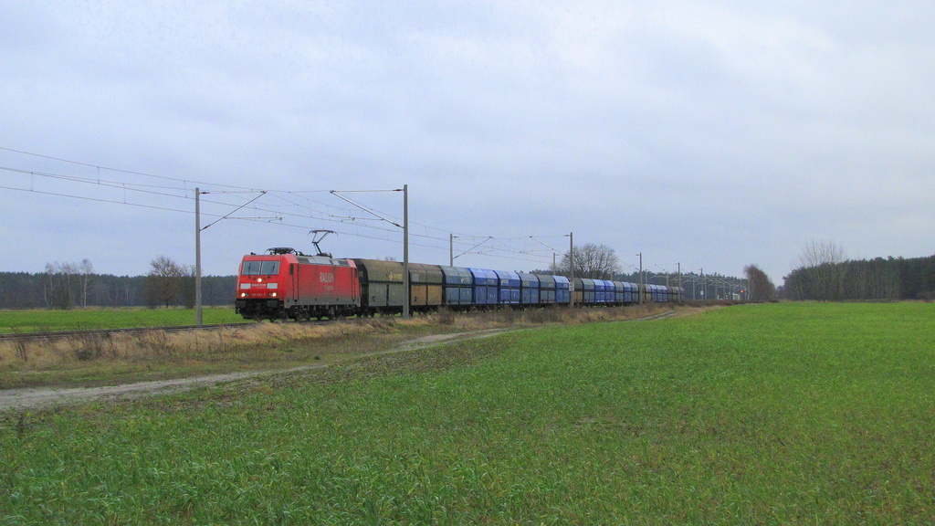 185 262 von DB Schenker Rail zog am 07.01.2012 einen Kohlezug von Guben nach Berlin Ruhleben. Hier sieht man den Zug in Lpten. (Zwischen Knigs Wusterhausen und Lbben(Spreewald))