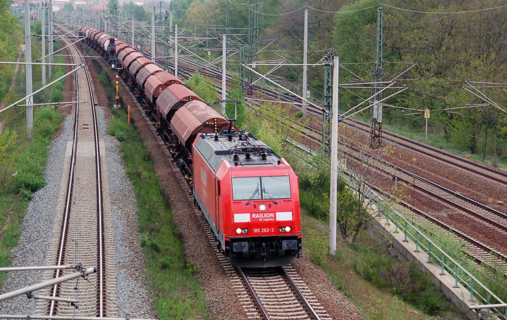 185 262 zieht am 04.05.10 einen Schwenkdachwagenzug durch Holzweissig Richtung Leipzig.