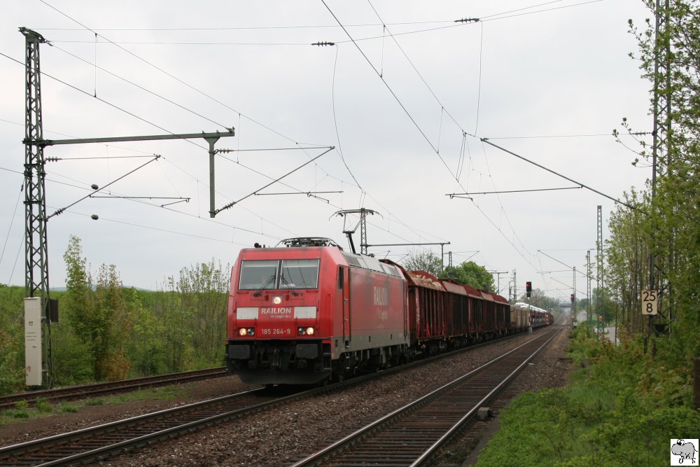 185 264-9 zieht einen Gterzug in Richtung Bamberg. Die Aufnahme entstand am 13. Mai 2010 in Bad Staffelstein.