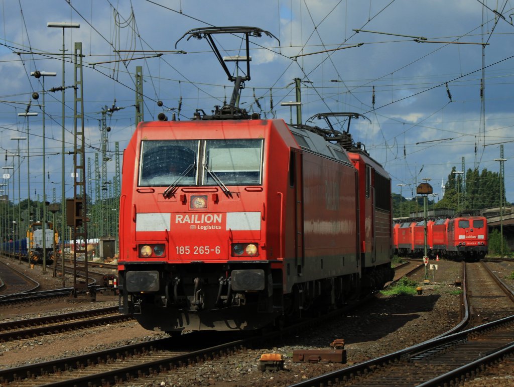 185 265-6 und 155 122-5 fahren am 06.08.2012 als LZ aus dem Abstellbereich von Aachen West. Links im Hintergrund steht 277 031-1 von Schweerbau.