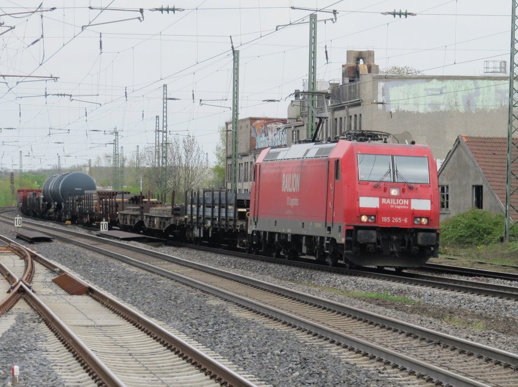185 265-6 mit einem gemischten Gterzug bei der Durchfahrt Bahnhof Ahlen (Westf) am 30.04. 2013